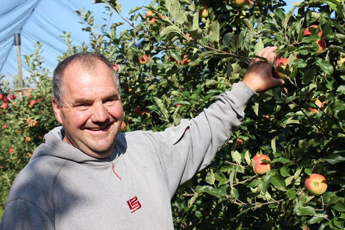 Bio Obstbauer Clemens Hund - baut den Apfel Natyra an