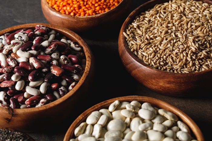 Bohnen und Hülsenfrüchte und Reis in Schalen