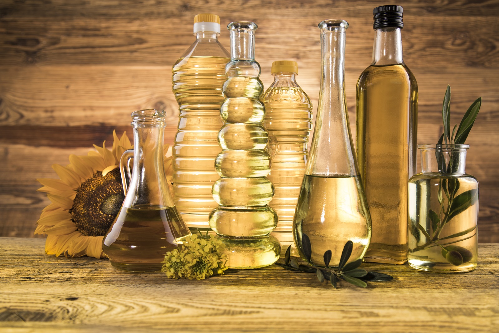 Durchsichtige Ölflaschen: Raps, Olive, Sonnenblume