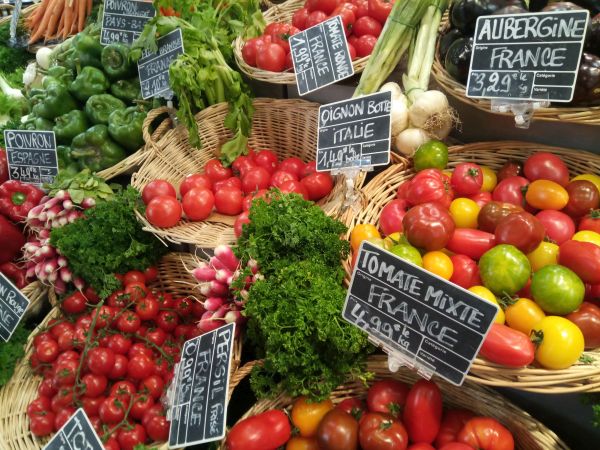  Frisches Gemüse auf einem Markt in Frankreich: Tomaten, Paprika, ...