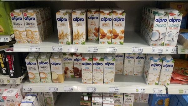 Alpro vegane Milch / Pflanzendrinks im Supermarkt / Supermarktregal