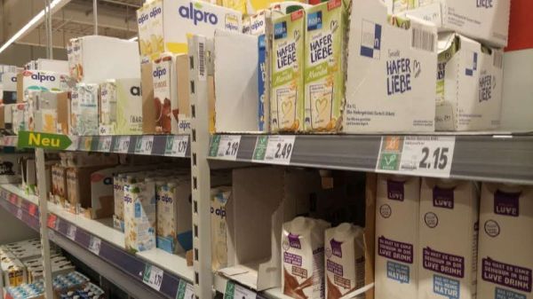 Supermarktregal vegane Milchsorten, Pflanzendrinks von Made with Luve, Alpro