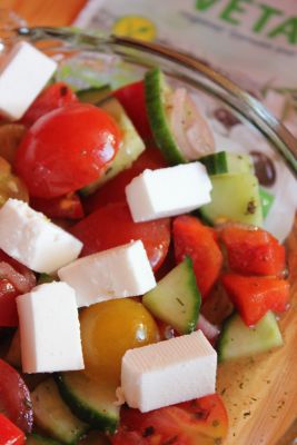Veganer Feta im griechischen Salat - wir haben getestet