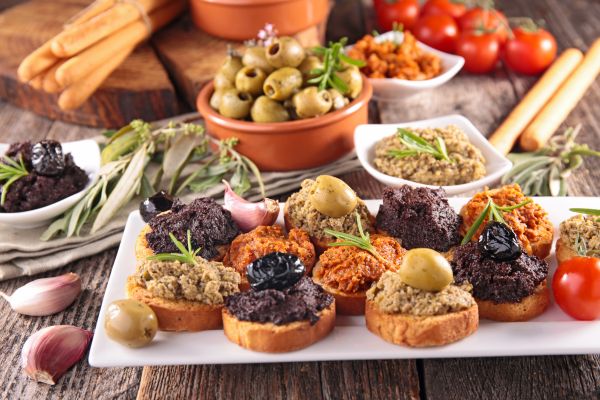 Olivenpaste oder Bruschetta sind ideal für Vorspeisenteller