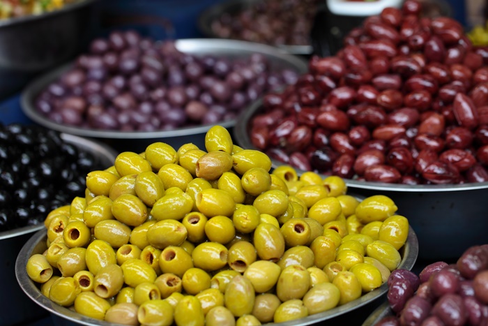 Oliven auf einem Marktstand, verschiedene Farben, grün, schwarz