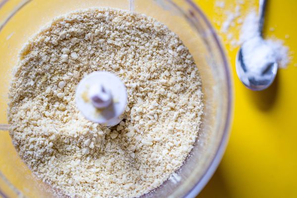 Vegane Milch / Pflanzendrink selber machen, Nüsse für Nussmilch im Mixer zerkleinern