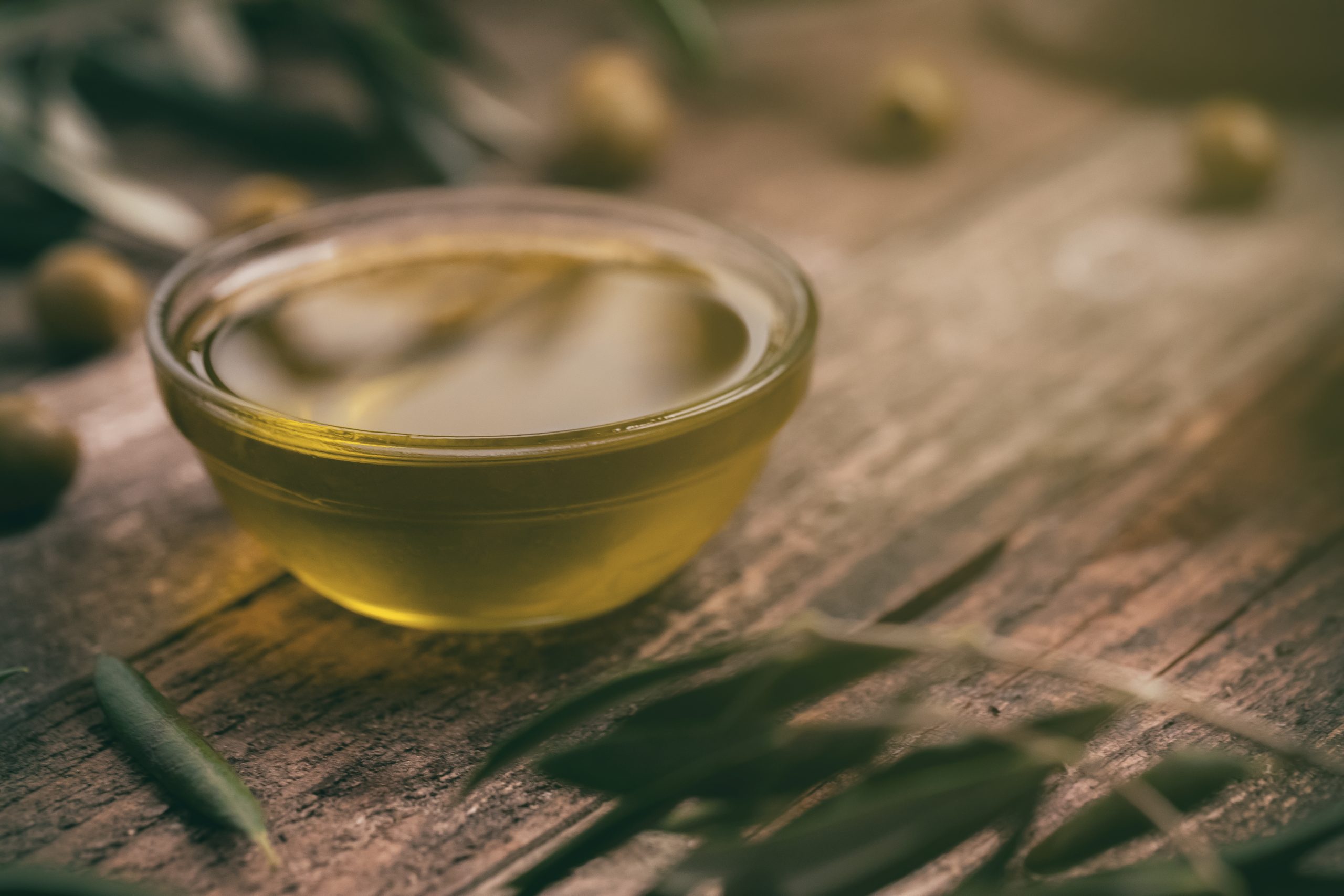 Inhaltsstoffe von Olivenöl: Nährwerte, Vitamine und Fette pro 5 ml (1 TL), 15 ml (1 EL) und 100 ml