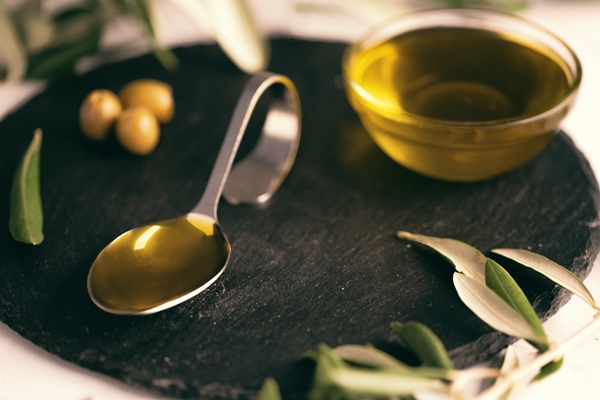 Kalorien pro Esslöffel (1 EL) und Teelöffel (1 TL) Olivenöl im Vergleich zu anderen Speiseölen